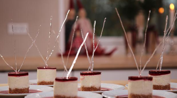Cheesecakes med kirsebærgelé og pynt af isomalt