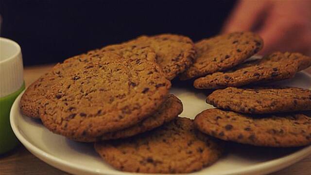 chocolate chip cookies på tallerken