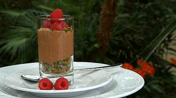 Glas med chokolademousse, pistacie- og appelsinkrokant og friske hindbær