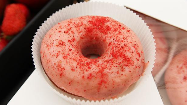 Sprød og dejlig doughnut med jordbærglaze