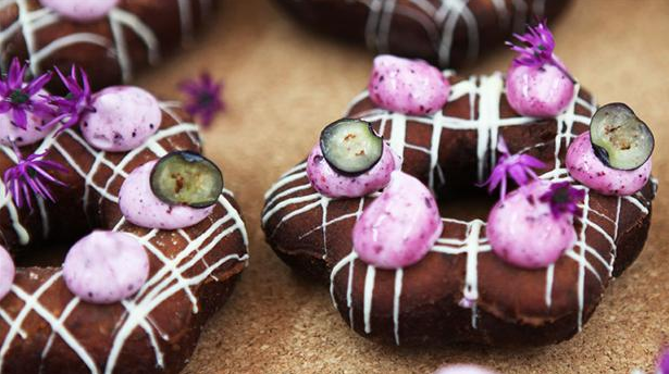 Flotte doughnuts med søde blåbær og vanilje