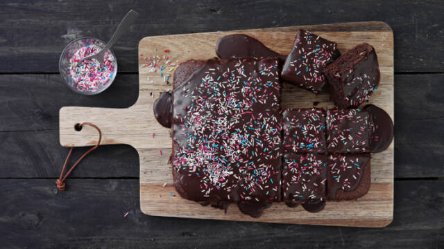 Chokoladekage med glasur og krymmel