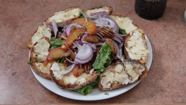 Billede af fersken-nøddesalat og brød med gedeost