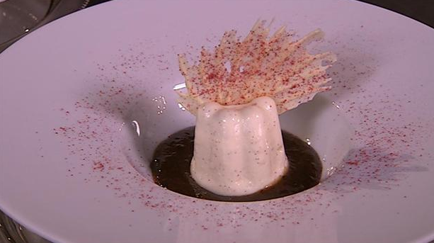 Billede af fløderand med chokoladevifte og sveskesauce.