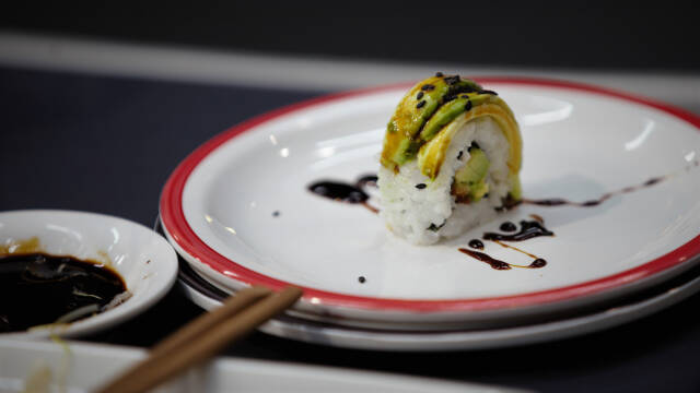 sushi på tallerken