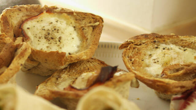 Muffins med toastbrød, æg, ost og skinke