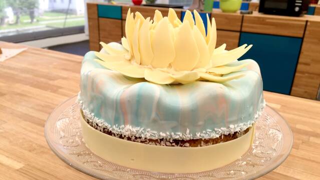 Smuk kage med lotusblomst på toppen