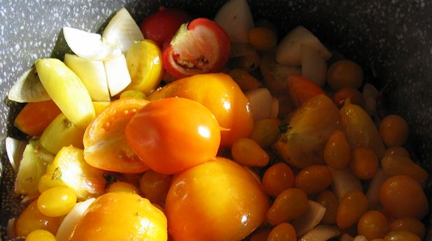 Billede af gul stærk tomatketchup