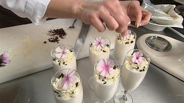 Billede af hvid chokoladeskum med blomsterpynt
