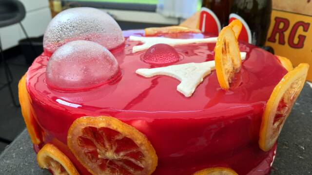 Billede af eiffelkande-kage med rød glaze og kandiserede citroner