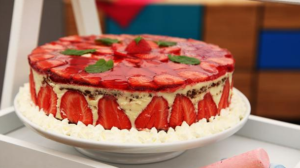 Skøn kage med et flot udtryk af jordbær og flødeskum