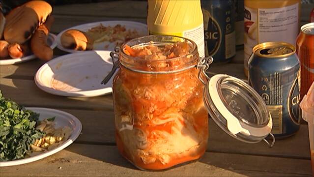 Kimchi i glas som tilbehør til hotdogs
