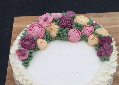 Smuk kage dekoreret med fine blomster