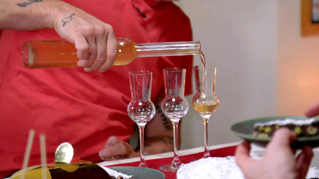 Aske absorberende Stol Julevermouth med krydderier og sherry - Få opskriften her | Mad | DR