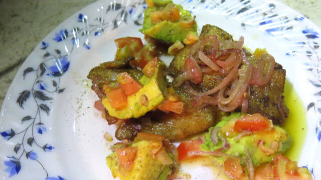 Nilaborre med avokado og tomater på tallerken