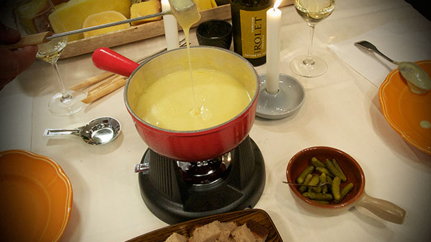 Billede af ostefondue i gryde serveret med brød