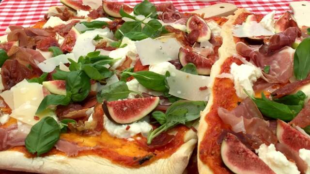 Smuk pizza med friske figner og pecorino