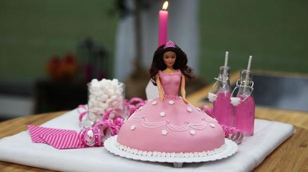 Prinsessekage i fin lyserød med chokoladebunde
