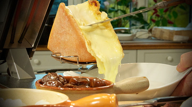 raclette med smeltet ost.