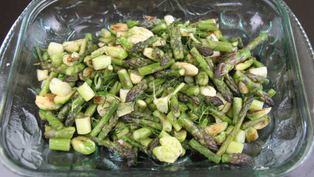 Billede med salat med rosenkål med grønne asparges og fennikel