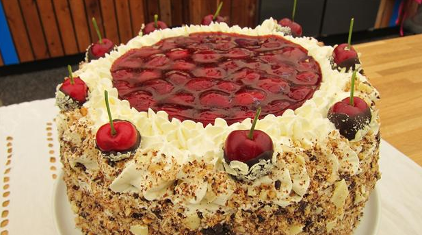 Billede af rugbrødslagkage med kirsebær