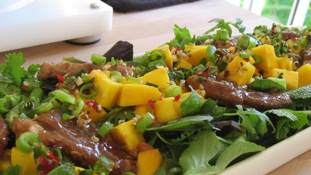Billede af salat med and og mango