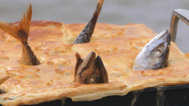 Stargazy pie - tærte med fiskehoveder- og haler, der stikker op af den