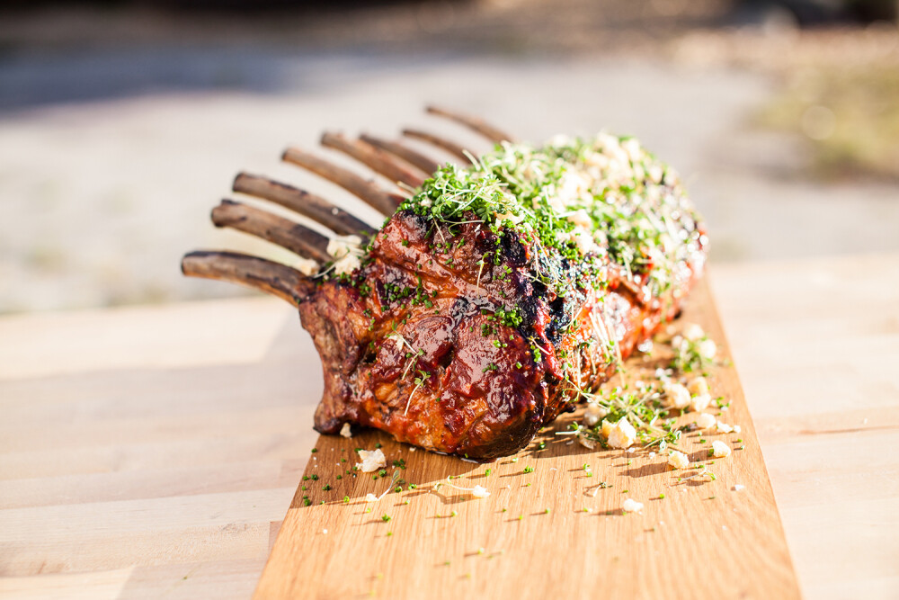 Lammekrone Med Gronkalssalat Og Bagte Rodfrugter Opskrift Mad Dr