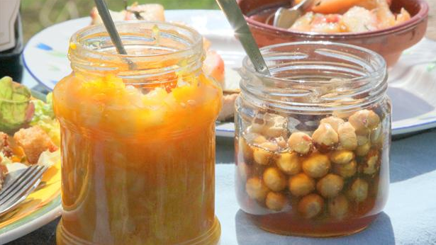 Billede af syltede appelsiner og nødder i honning