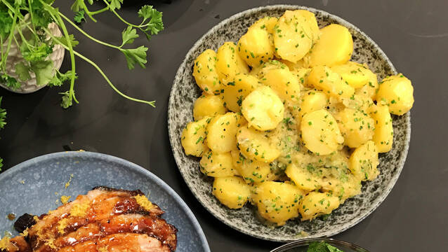 Varm kartoffelsalat med purløg