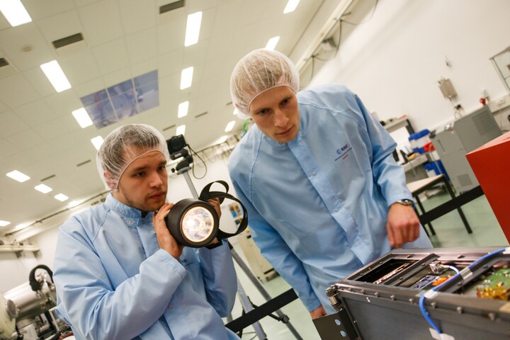 AAUSAT5 satellit fra Aalborg Universitet til rystetest hos ESA