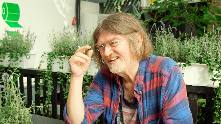 Johnny Madsen lancerer shampoo til træt og viljeløst hår