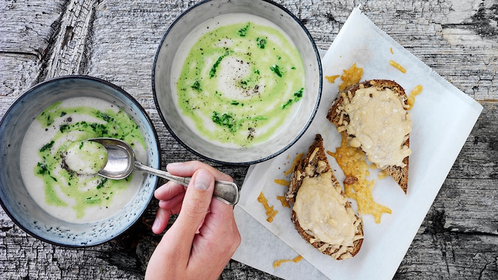 En skål med jordskokkesuppe