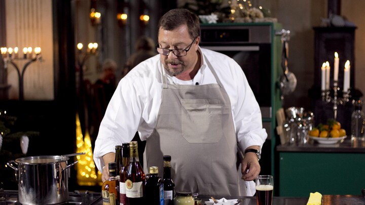 James Price står i et køkken og kigger på ingredienserne.