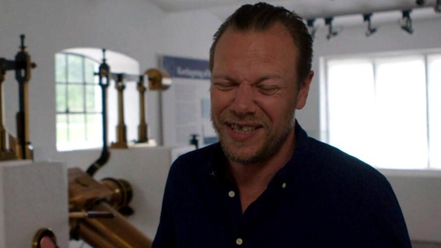 F*CK og FOR SAT*N : Her er de bedste fraklip fra nyt tv-program med Johan Olsen | Historie