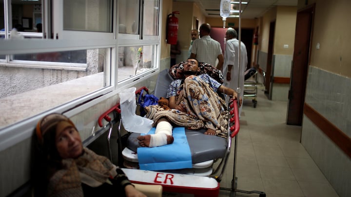 Læge rapporterer fra overfyldte hospitaler i Gaza: Patienterne er hårdt sårede af skud