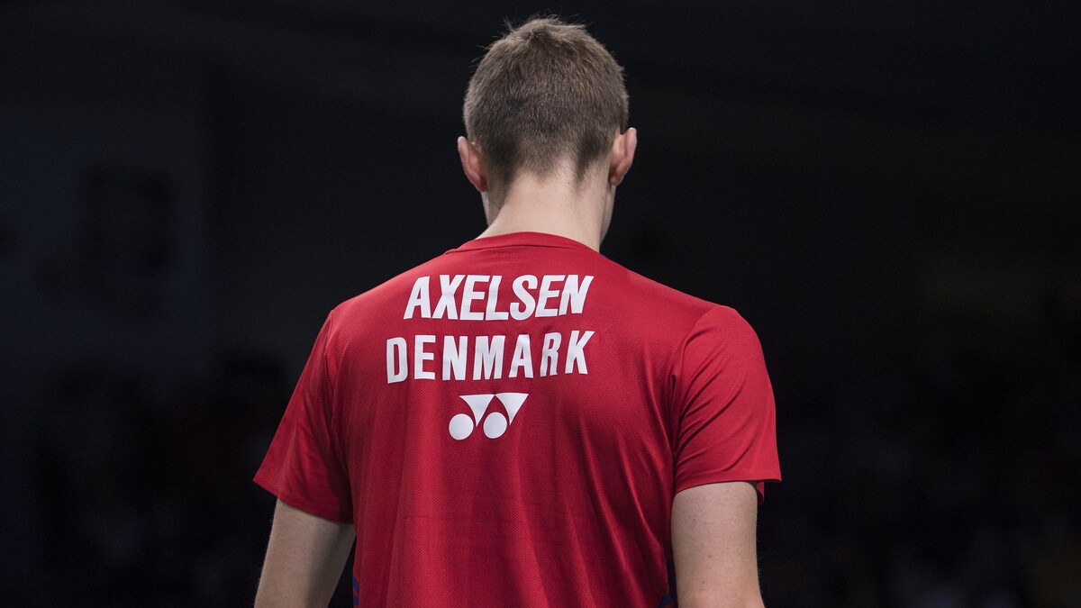 Axelsens titelforsvar hænger i en tynd tråd | Badminton | DR