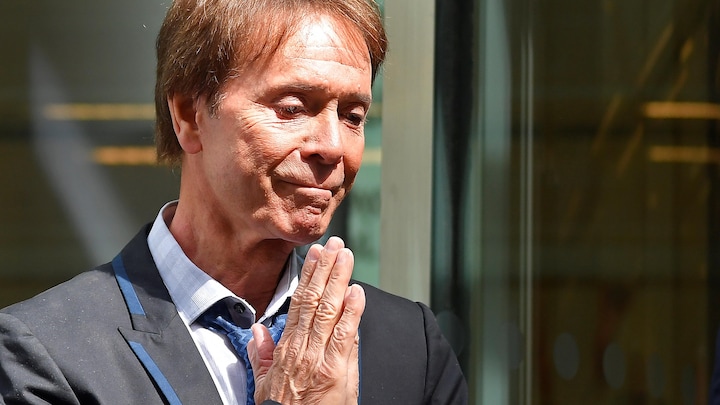 Efter årelang strid: Cliff Richard får 17 millioner i erstatning fra BBC | Kultur | DR
