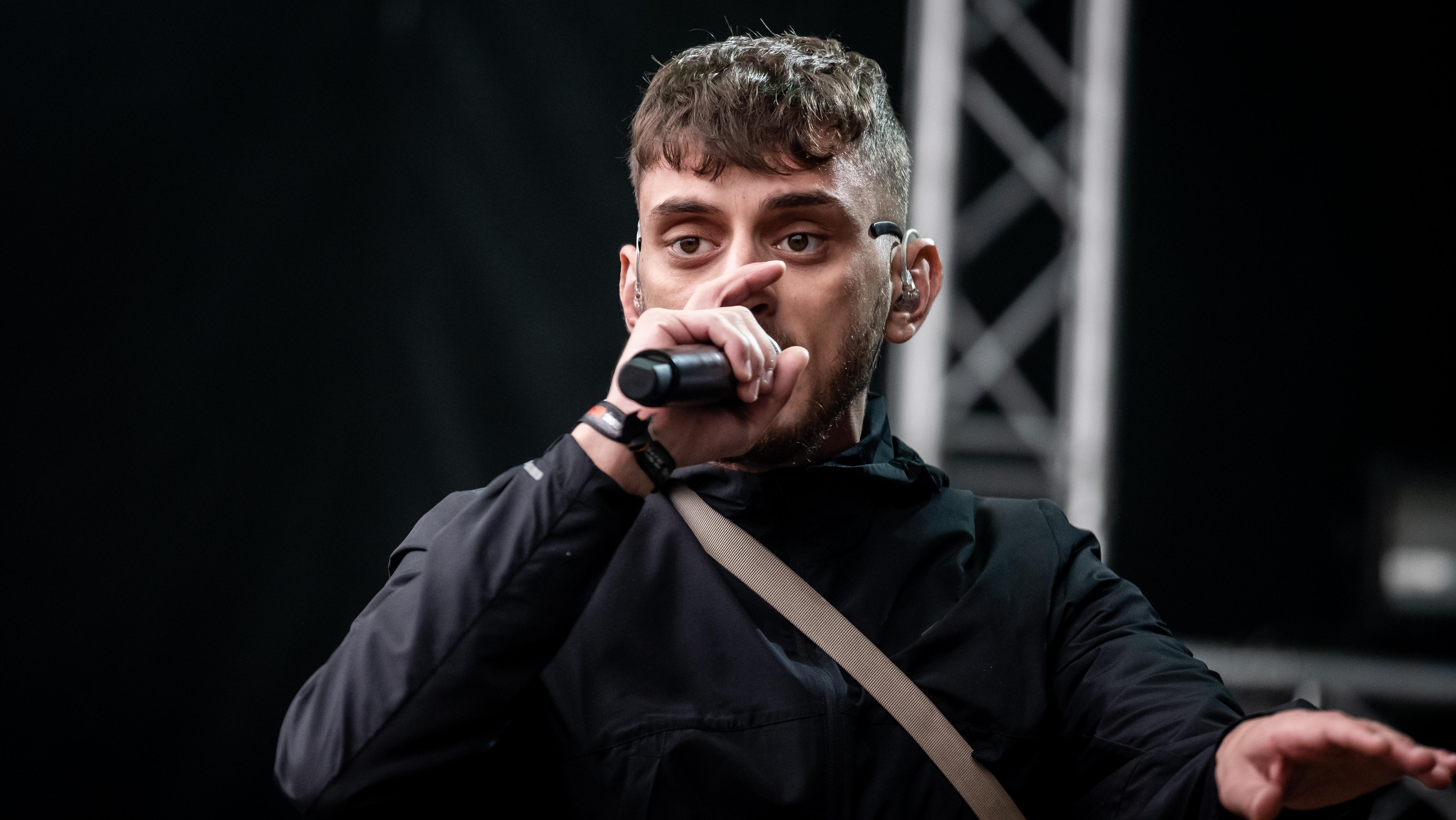 Dansk rapper bliver stoppet på gaden igen og igen: 'Mærkeligt, at nogen ...