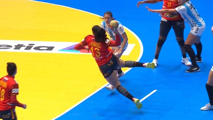 Med smukke og seværdige scoringer åbner Spanien VM med et brag