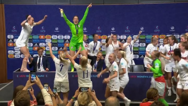 'It's coooming home!' Ellevilde englændere afbryder pressemøde med fællessang
