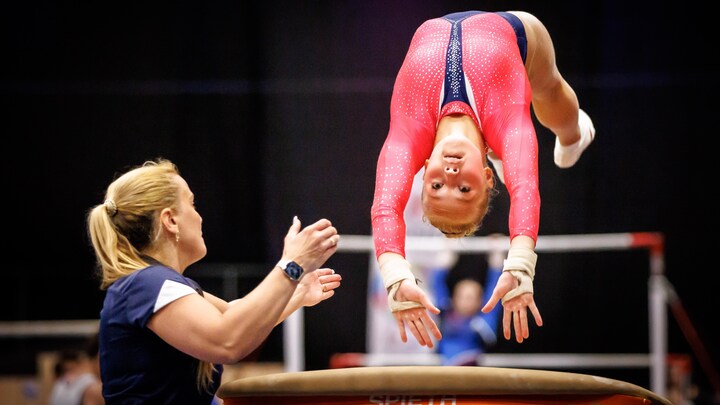 18-årige Camille tager til VM for at udføre et spring, ingen andre ...