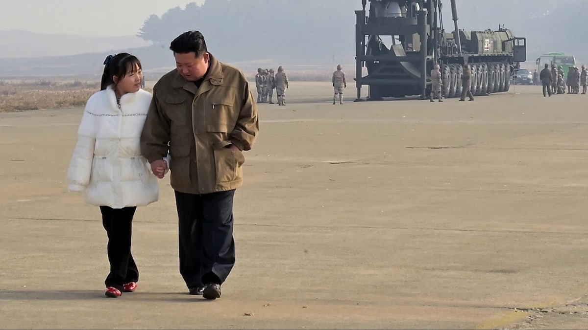 Far-datter-billeder af Kim Jong-un får ekspert til at spærre øjnene op | Udland
