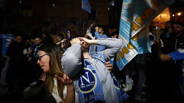 Følelserne fik frit løb, da Napoli fejrede fodboldguld: Se de stærke billeder her