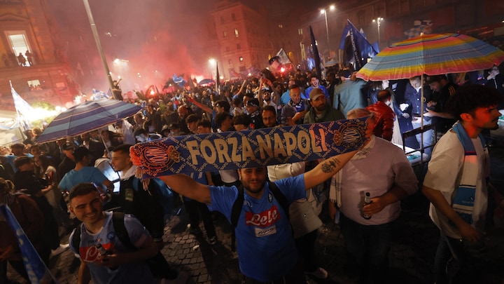 Følelserne fik frit løb, da Napoli fejrede fodboldguld: Se de stærke billeder her