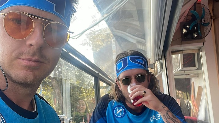 'Det var fuldstændig sindssygt': Pludselig stod dansk brødrepar med 50 andre på et busskur i Napoli