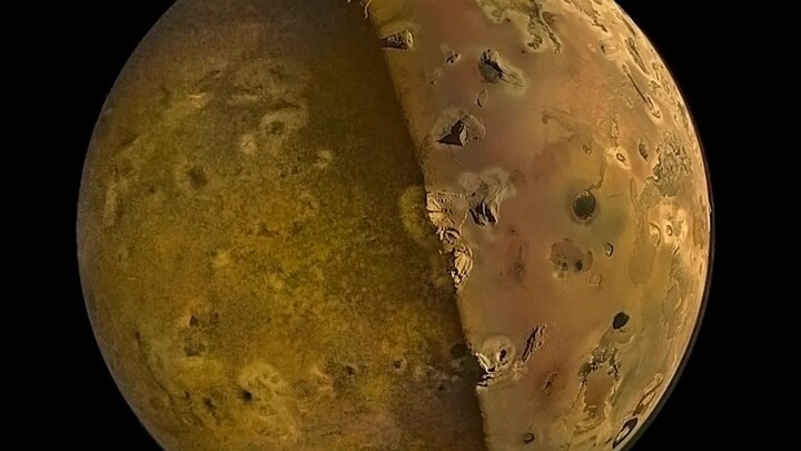 Nasa tager ekstraordinært skarpe billeder af Jupiters måne | Nyheder | DR