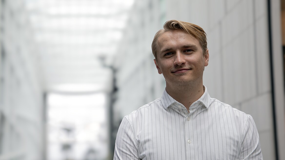 Rasmus nørder tal og sørger for, at DR’s regninger bliver betalt | Job ...
