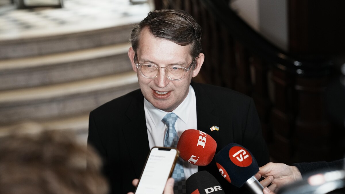 Troels Lund klar til at skille kvindelig værnepligt ud af aftale om ...