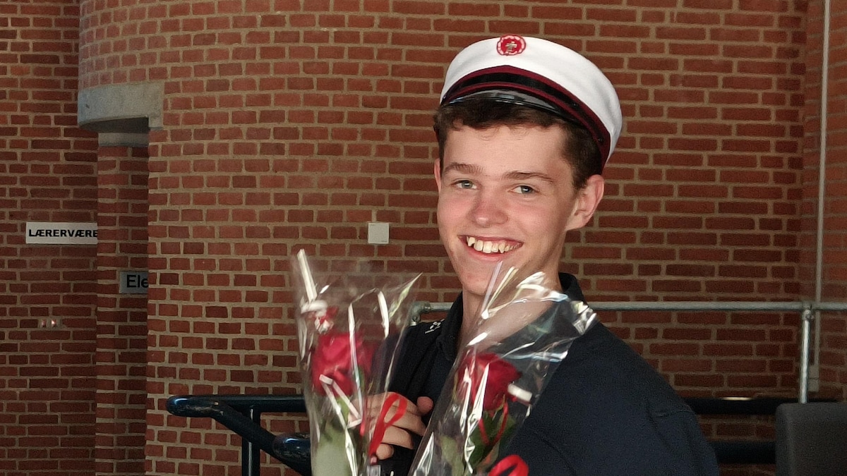 Studenterhuen kom på i rekordfart: Rasmus gik direkte fra 7. klasse til ...
